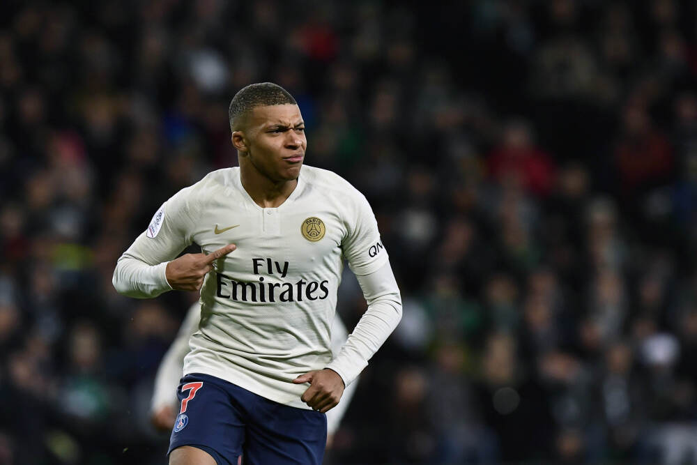 机警！谢泼德抢断反击前场稳住 篮下击地助攻阿门轻松扣篮！